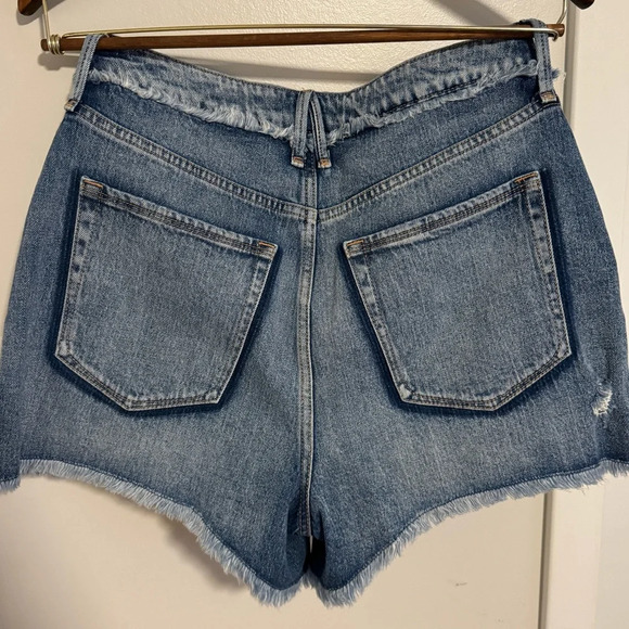Good American Bombshell High Rise Jean Shorts Women’s 6/28 Medium Dark Wash 3” - Picture 2 of 9